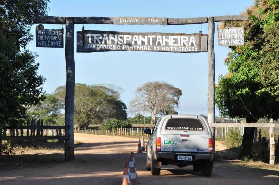 Início oficial da rodovia Transpantaneira, entre Poconé e Porto Jofre, no Mato Grosso